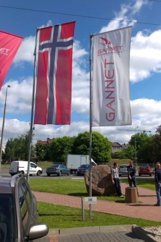 Mástiles publicitarios con el logotipo de la empresa