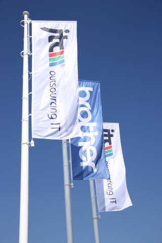 Banderas con el logotipo de empresa en mástiles estacionarios