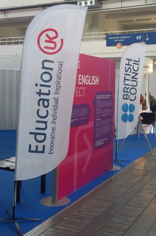 Bandera portátil con la base cruzada