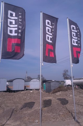 Mástiles de bandera con banderas personalizadas