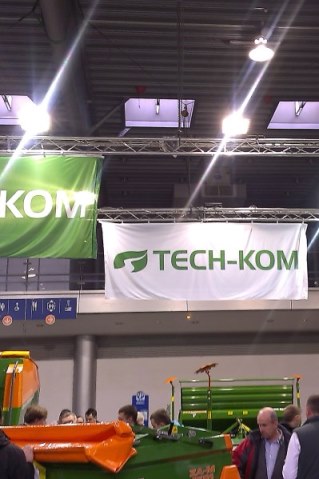 Banderas con el logotipo de empresa en la feria