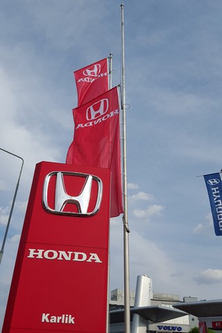 Producción de banderas HONDA para el concesionario