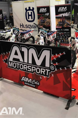 Una barrera publicitaria con el logotipo de la empresa para la construcción en feria.