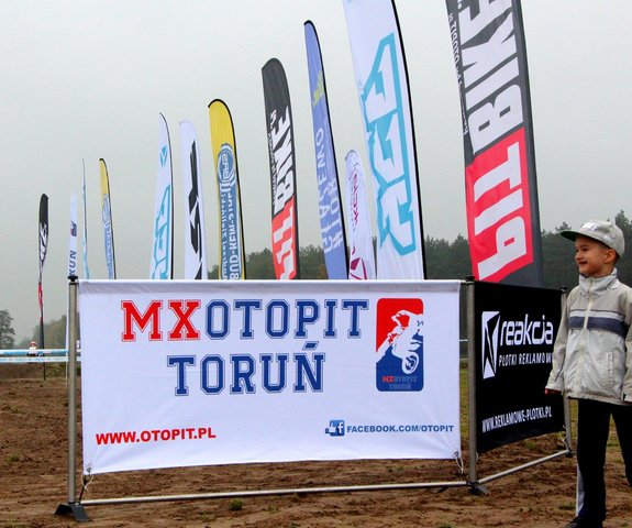 Producción de banderas portátiles y barreras publicitarias