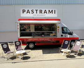 Mesa con tumbonas para el Foodtruck