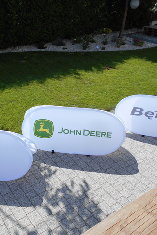 Barrera sandwich publicitaria de REACCIÓN