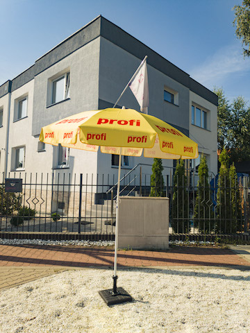 Sombrilla publicitaria amarilla