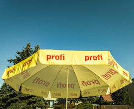 Sombrilla publicitaria amarilla