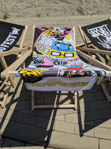 Tumbona publicitaria con un portador de publicidad adicional