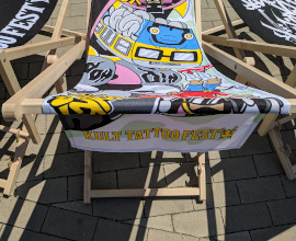 Tumbona de color con portador de publicidad adicional