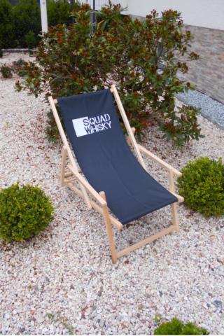 Tumbona personalzada con el logotipo 'Urge to move', publicidad del evento