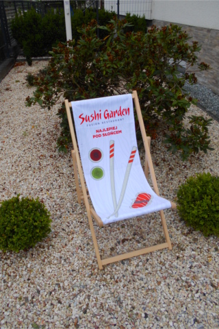 Publicidad de evento en tumbona personalizada